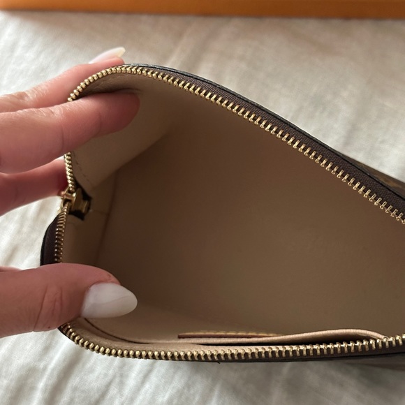 🤎Louis Vuitton Cosmetic Pouch🤎 - Picture 11 of 11